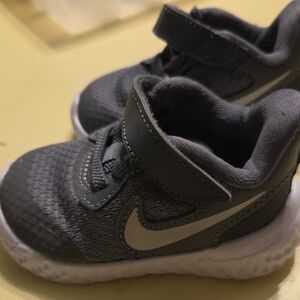 Infants 3C Nike Kids Gray and White Sneakers